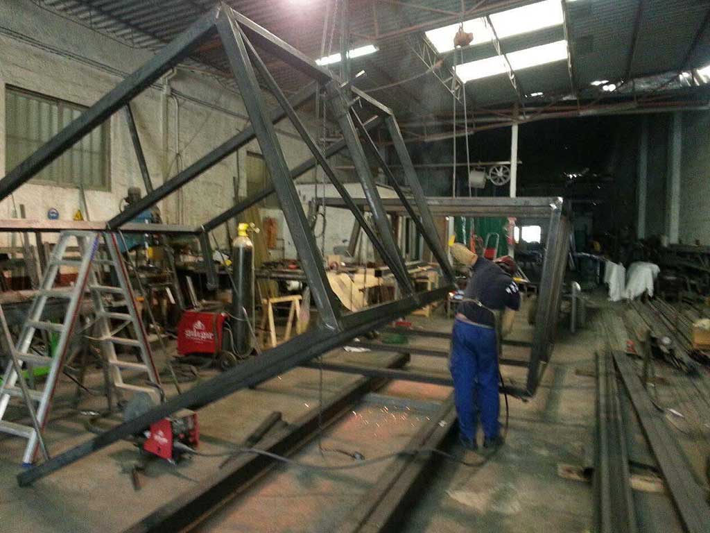 Fabricación de estructura metálica a medida en taller propio en Murcia. Soldadura profesional y montaje previo antes de su instalación.