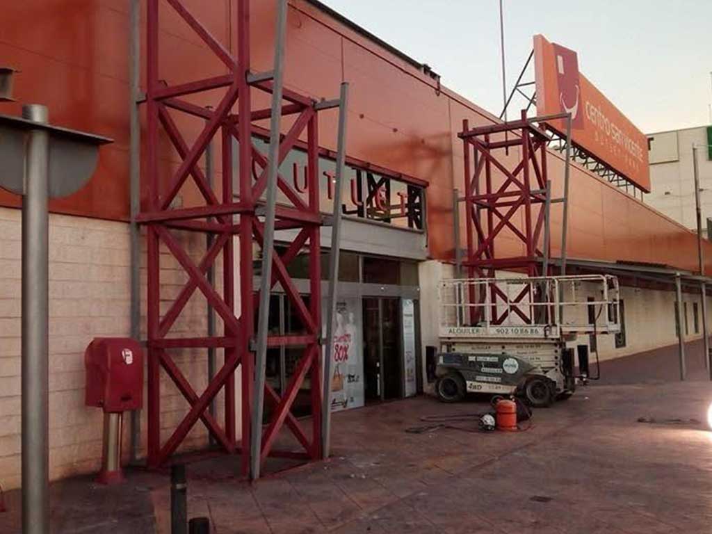 Estructura metálica comercial en centro de servicios. Refuerzo exterior fabricado en hierro con diseño robusto.