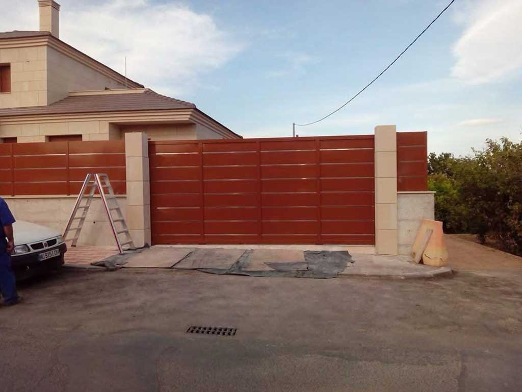 Instalación de cancela de aluminio lacado color marrón para entrada principal. Cerramiento seguro y estético.